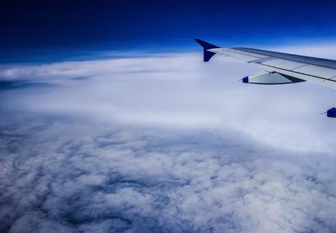  airplane-wing-flying-over-clouds-800x600_WEB.jpg 
